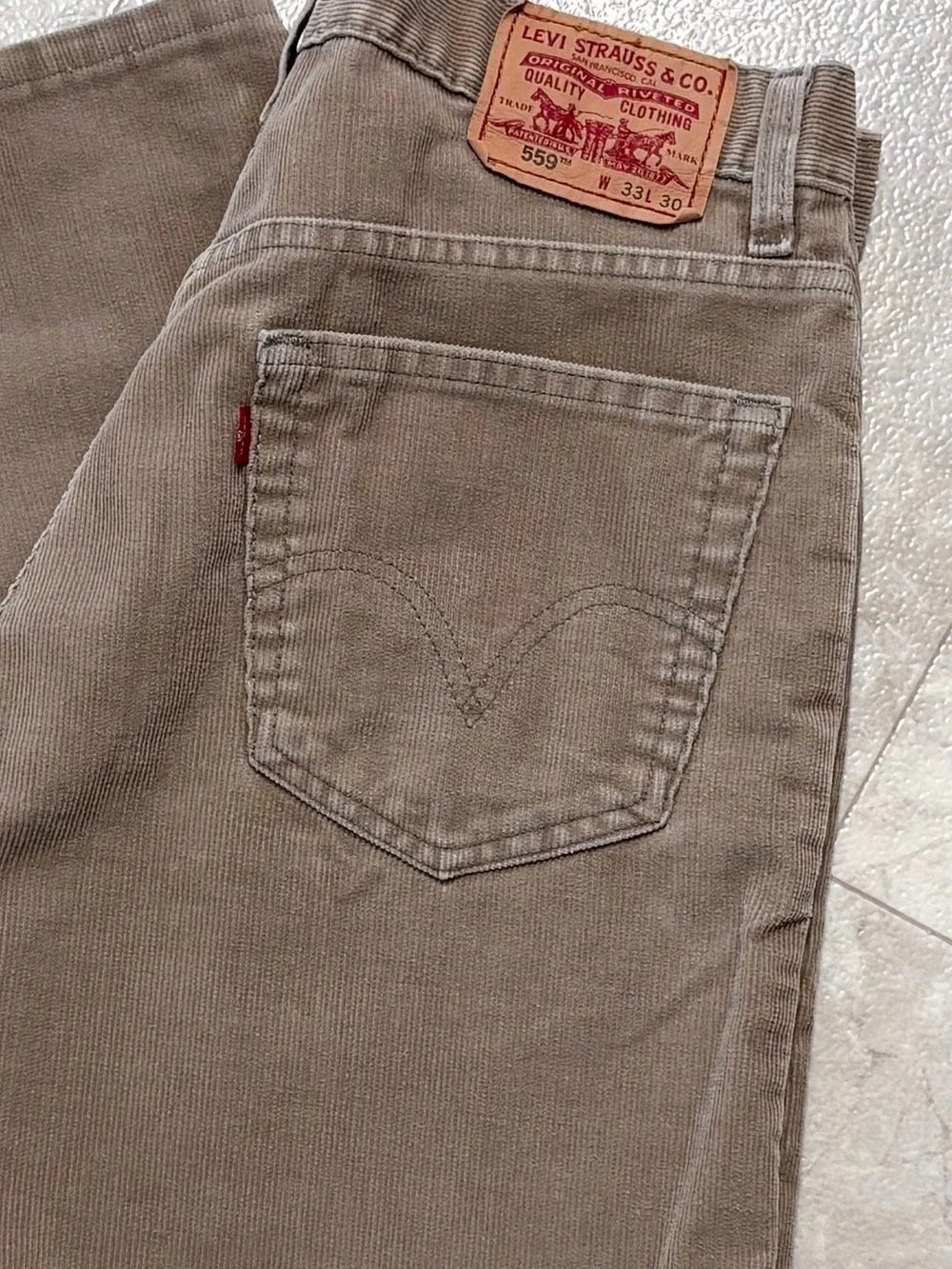 VTG Levi's 559 Y2K Relaxed Straight Tan Corduroy Pants 33x30 Preppy Casual